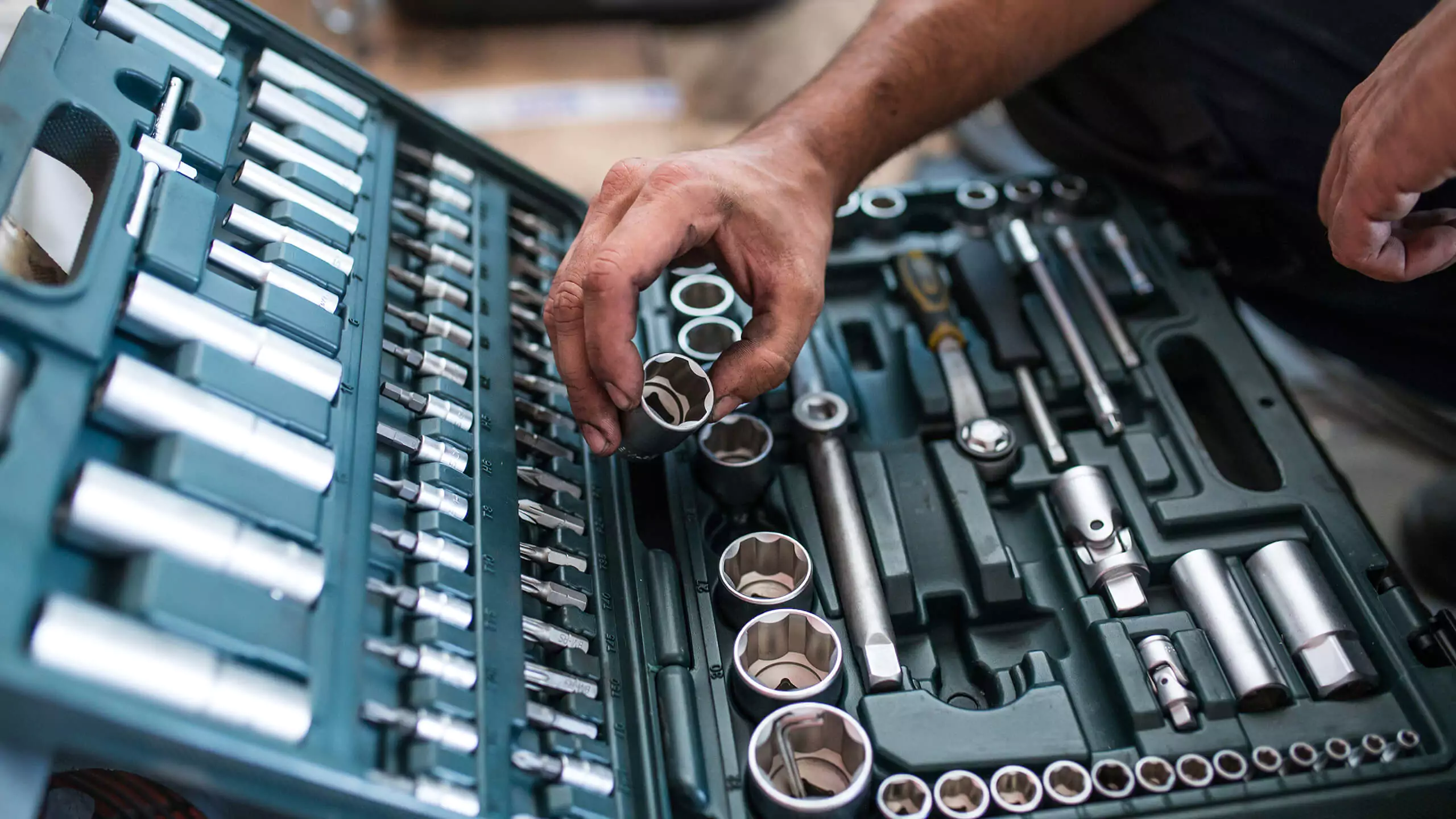 APEX PARTS workshop — mechanic selecting socket from tray